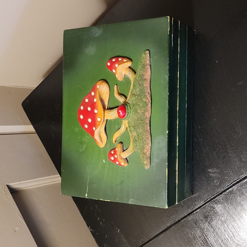 Green mushroom trick door trinket box